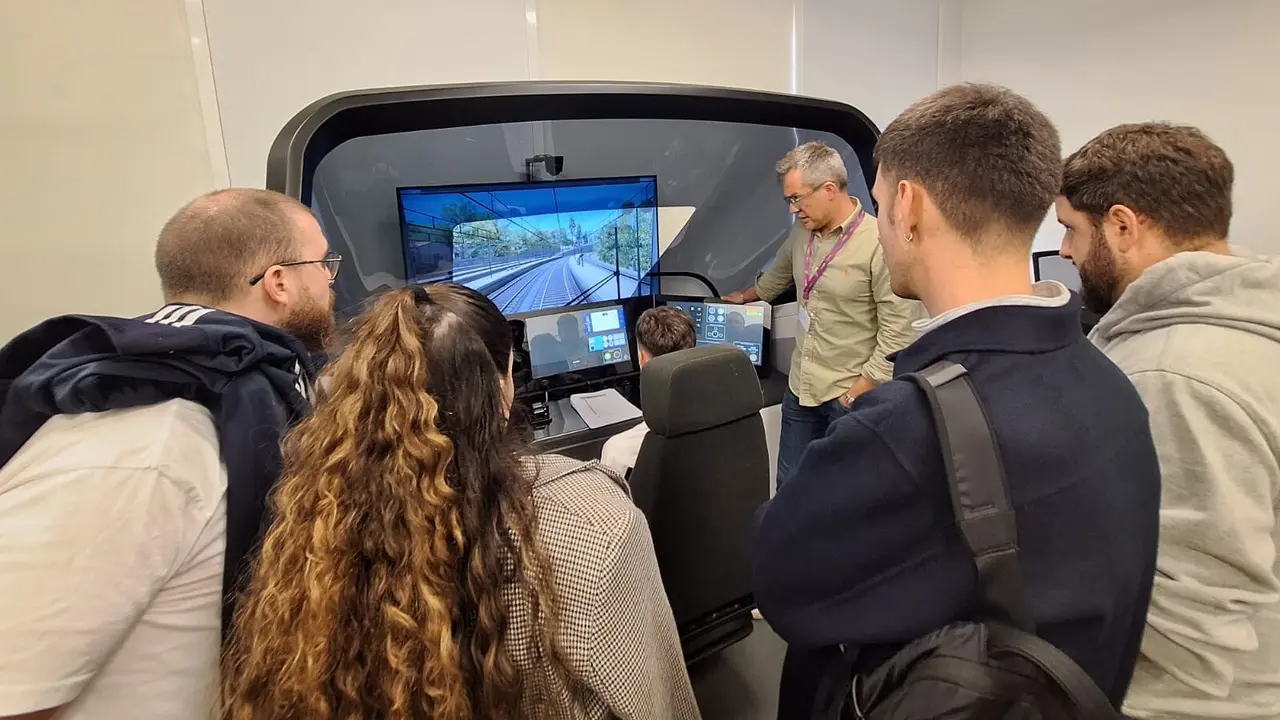 Un alumno prueba el simulador de maquinista. EP