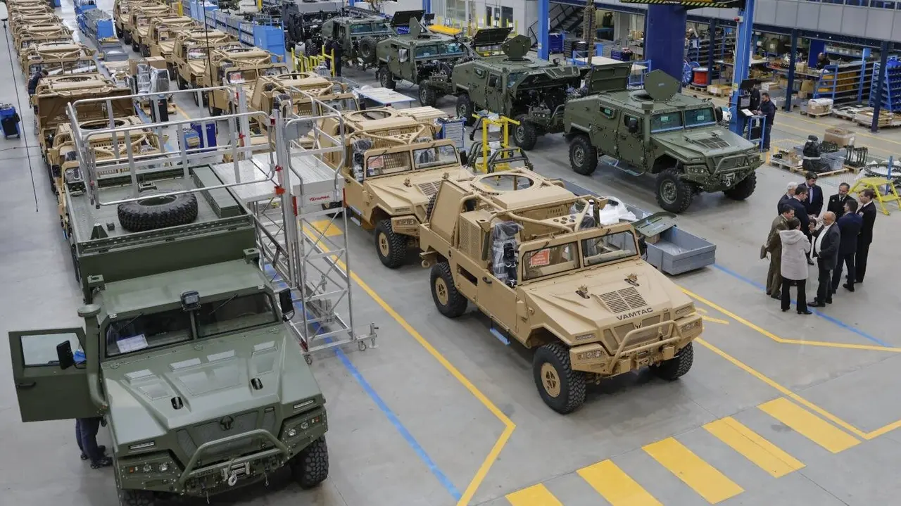 Vehículos todoterreno en la cadena de montaje de Urovesa en Valga. EFE