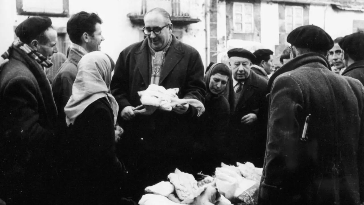 Álvaro Cunqueiro compra capóns en Vilalba. AEP