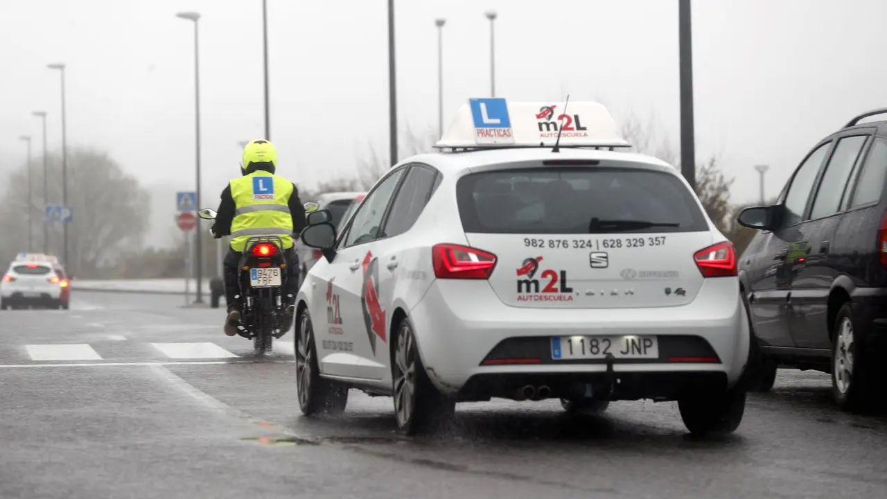 Un coche y una moto de una autoescuela. AEP