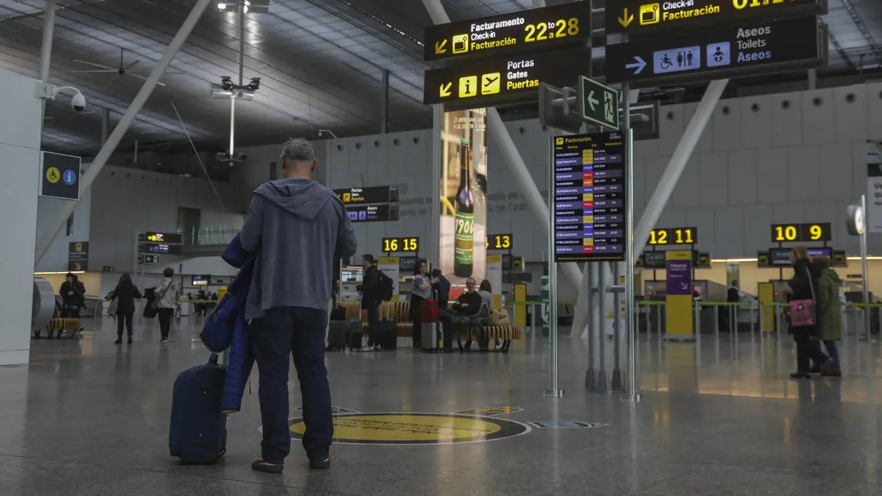 El aeropuerto de Lavacolla, en Santiago, el que más asientos perderá de toda España este invierno. AEP