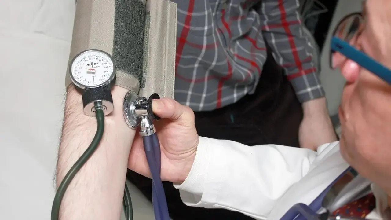 Un médico asiste a un paciente. PIXABAY