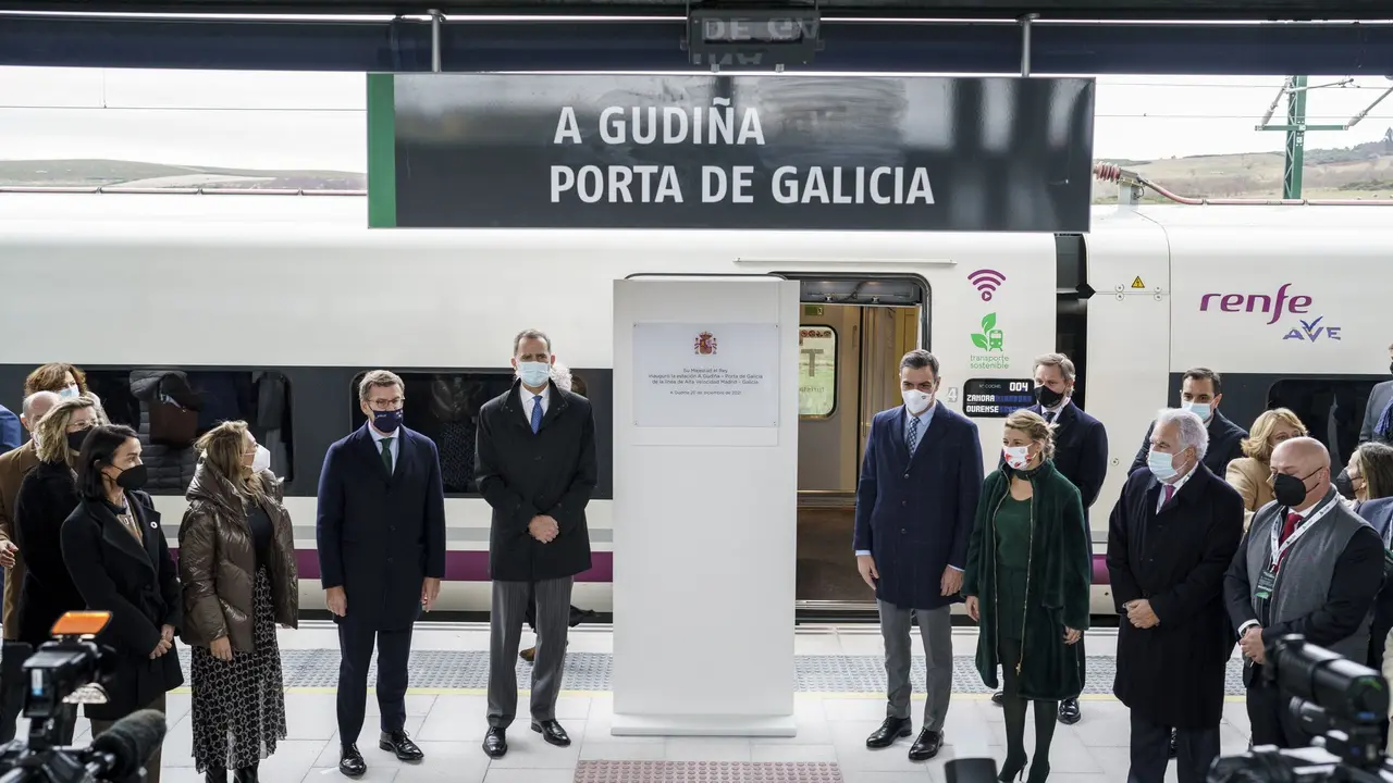 Llegada del primer Ave gallego a A Gudi&ntilde;a, celebrada con todos los honores y Felipe VI, S&aacute;nchez, D&iacute;az o Feij&oacute;o. AEP