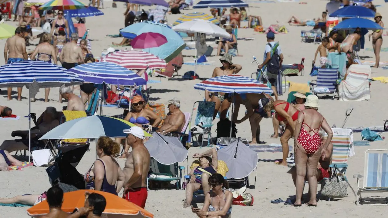 Turistas en la playa. JAVIER CERVERA