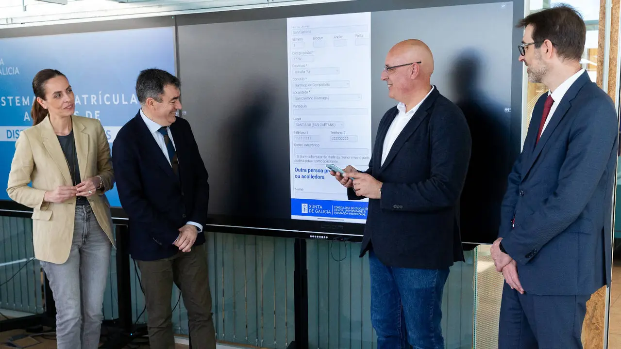 El conselleiro de Educación observa en una pantalla el proceso de matriculación escolar que puede llevarse a cabo desde el móvil. EP
