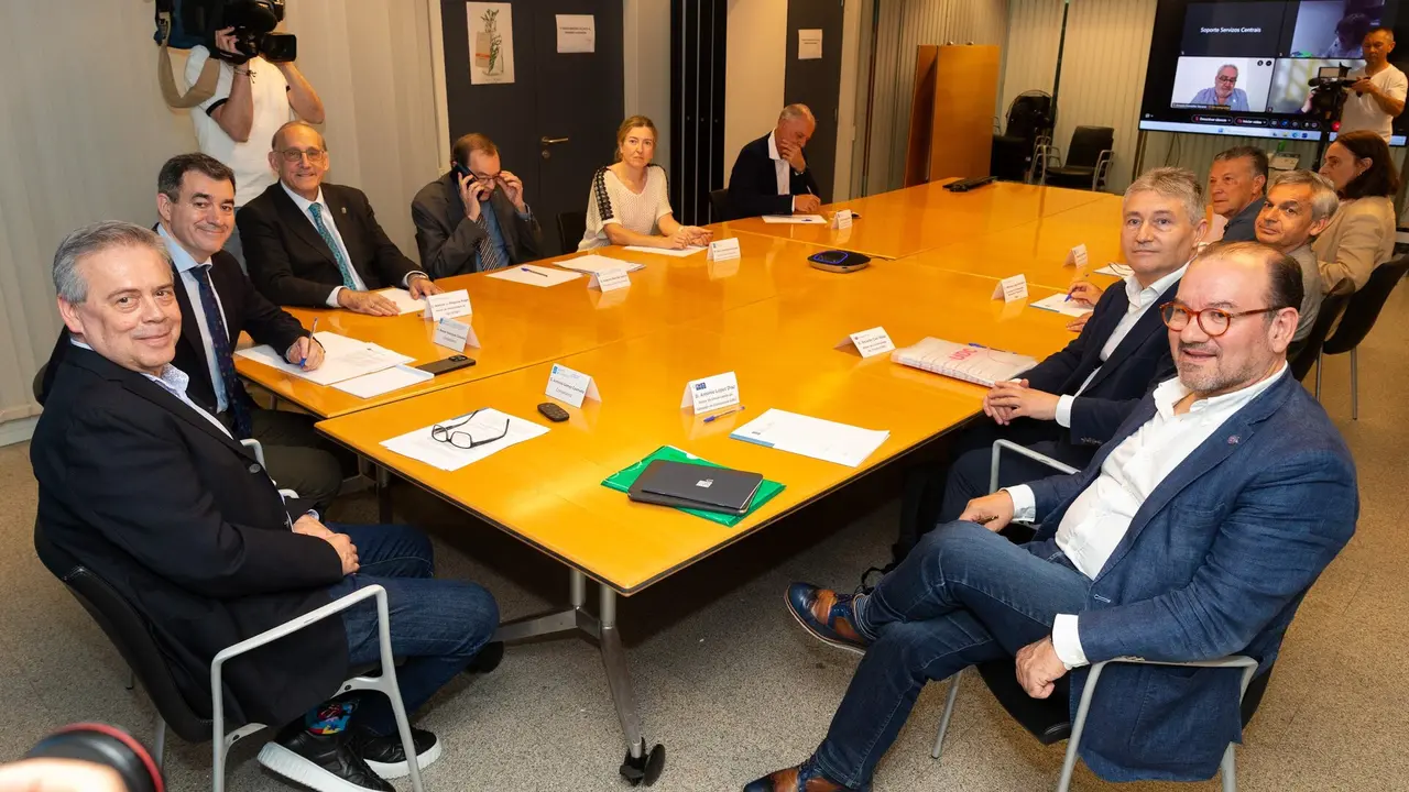 11, 00 h.-         O conselleiro de Educaci&oacute;n, Ciencia, Universidades e FP, Rom&aacute;n Rodr&iacute;guez, e o conselleiro de Sanidade, Antonio G&oacute;mez Caama&ntilde;o, participar&aacute;n na reuni&oacute;n do Consello de Docencia Cl&iacute;nica. Na sala 0.2-0.3 da planta baixa da Conseller&iacute;a de Sanidade (edificio administrativo de San L&aacute;zaro).