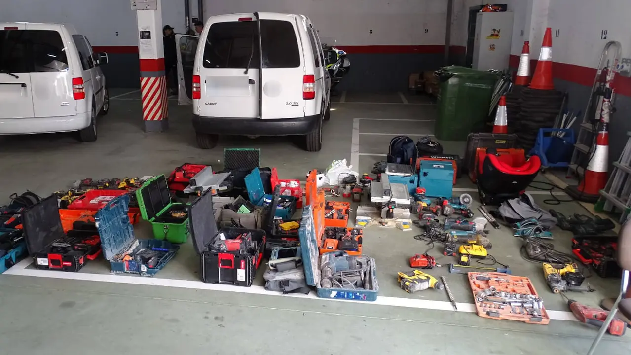 Parte del botín expuesto en el acuartelamiento de O Milladoiro. EP