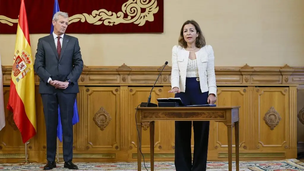 Alfonso Rueda y la nueva conselleira de Mar, Marta Villaverde Acuña.EFE