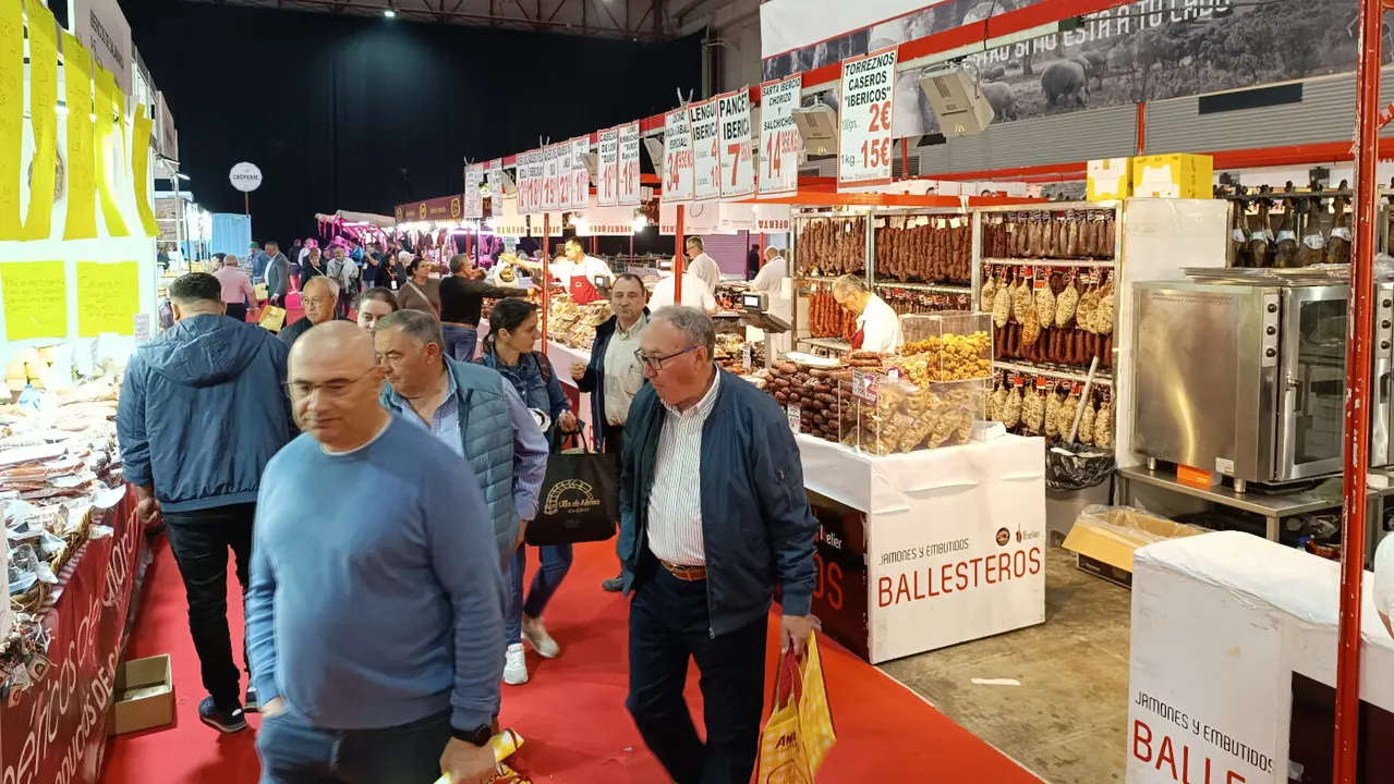 Miles de personas recorrieron este jueves el recinto ferial silledense en el primer día de la feria Abanca Semana Verde. DP