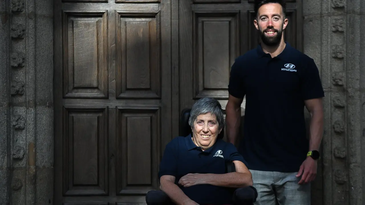 Silvia y su hijo Eric, en Santiago antes de viajar a Vigo para hacer el Camino