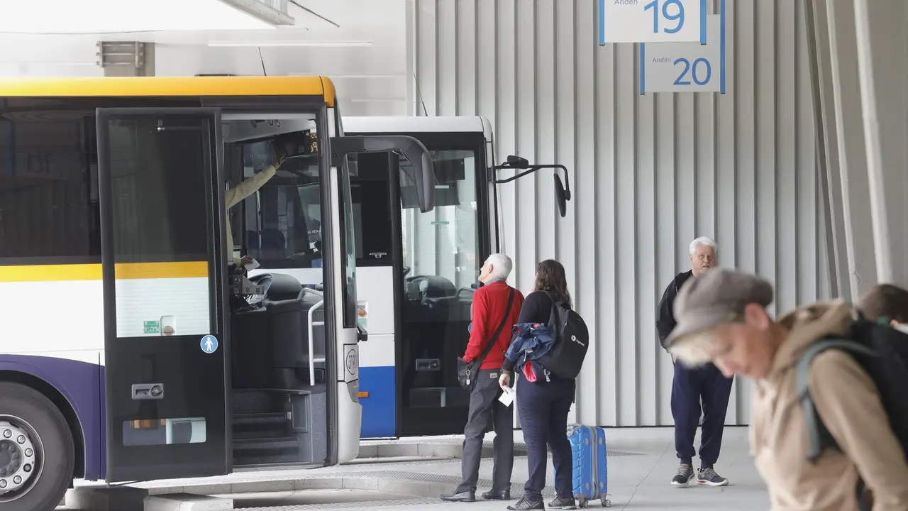 Varios viajeros esperan en la estación de Pontevedra para subirse a un autobús. DAVID FREIRE
