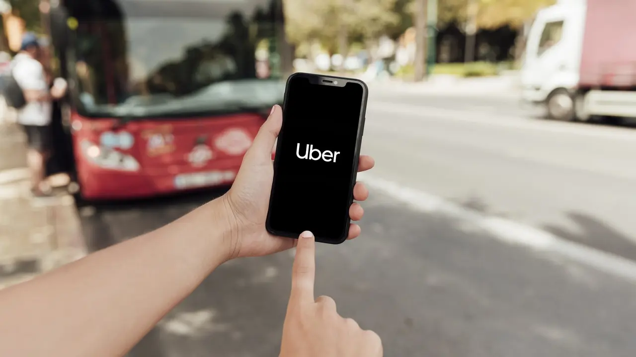 Un usuario de la APP de Uber.FREEPIK