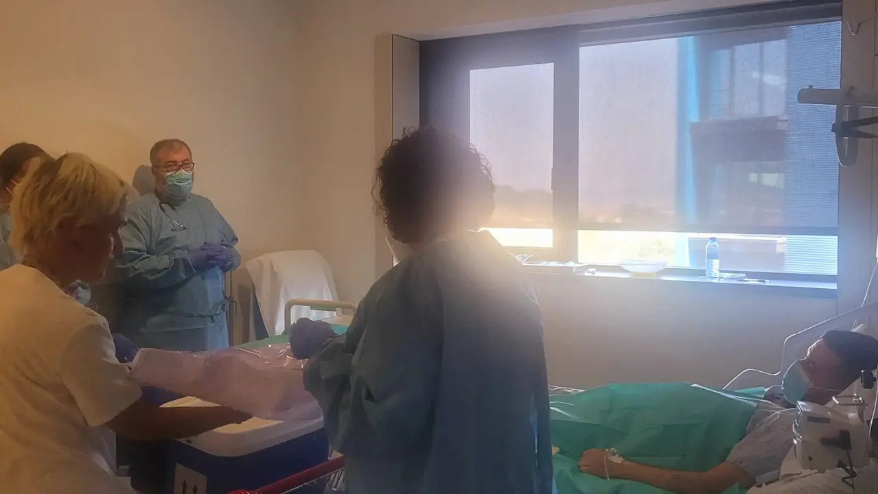 Momento en el que los sanitarios del Álvaro Cunqueiro preparan el tratamiento. SERGAS