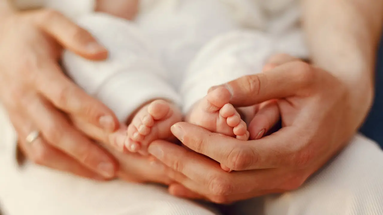 Una mujer con un bebé recién nacido. EUROPA PRESS