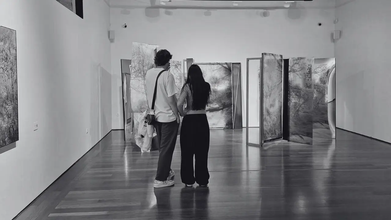 Visitantes en la muestra. EP