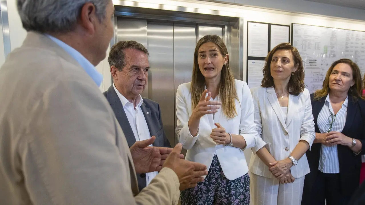 Sara Aagesen, flanqueada por Abel Caballero y Ángeles Vázquez. EFE