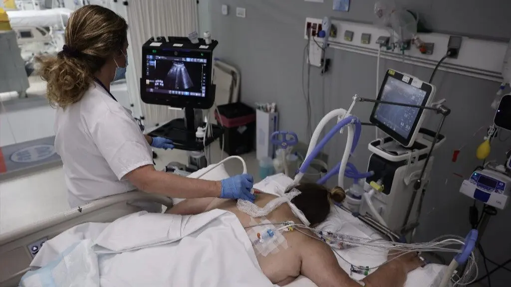 Una enfermera realiza una prueba a un paciente. EUROPA PRESS