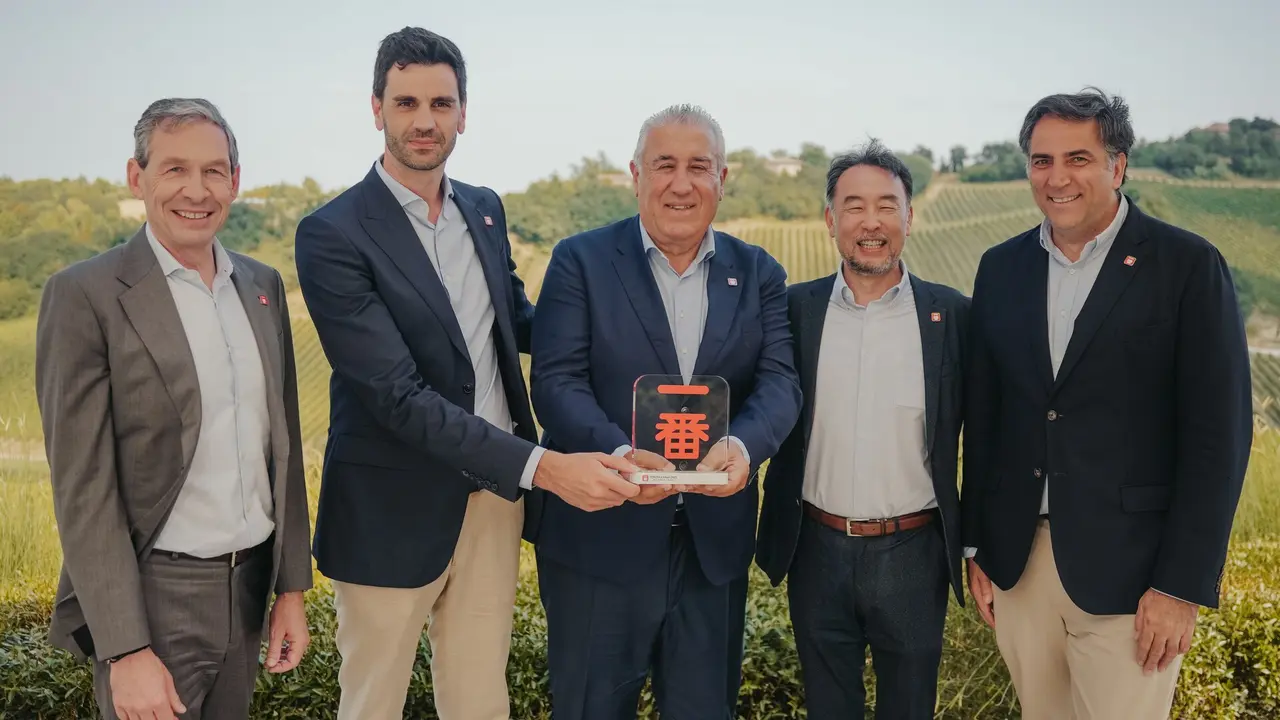 José Ramón Ferreiro (centro de la imagen) posa con el Ichiban 2025, junto a otros responsables de Grupo Breogán, así como directivos de Toyota tanto en España como en Europa. EP