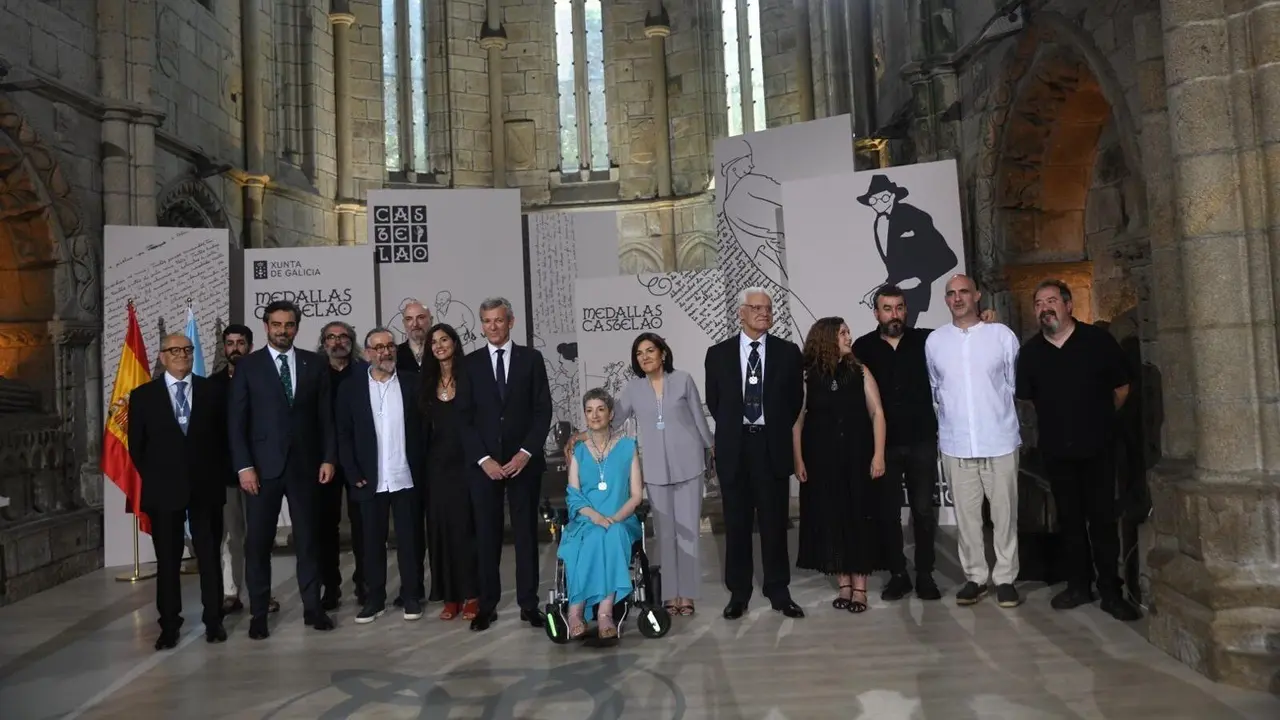 El presidente de la Xunta y el conselleiro de Presidencia, con los premiados. NACHO SANTÁS