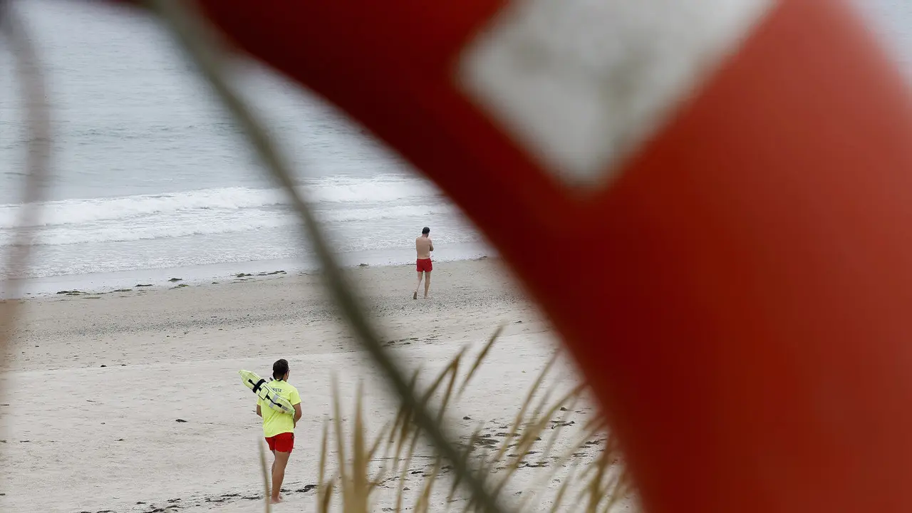 Un socorrista en la playa de Coto en Barreiros. ÁLVEZ