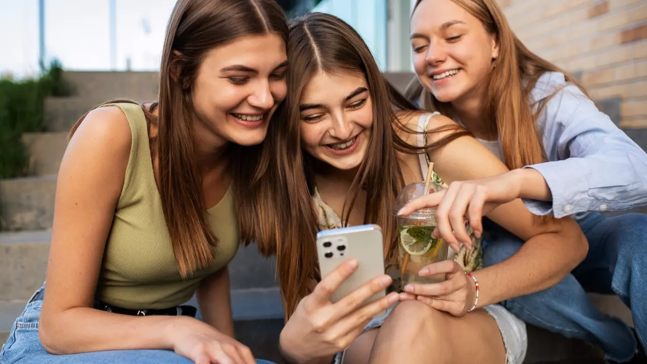 Unas jóvenes sacan una foto para redes sociales. FREEPICK