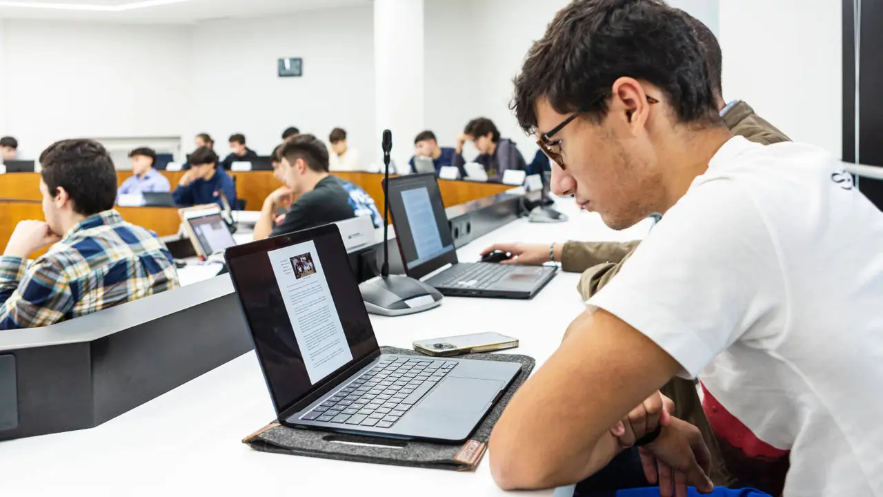 Unos alumnos en el campus de Vigo de la Universidad Intercontinental de la Empresa (UIE). EP