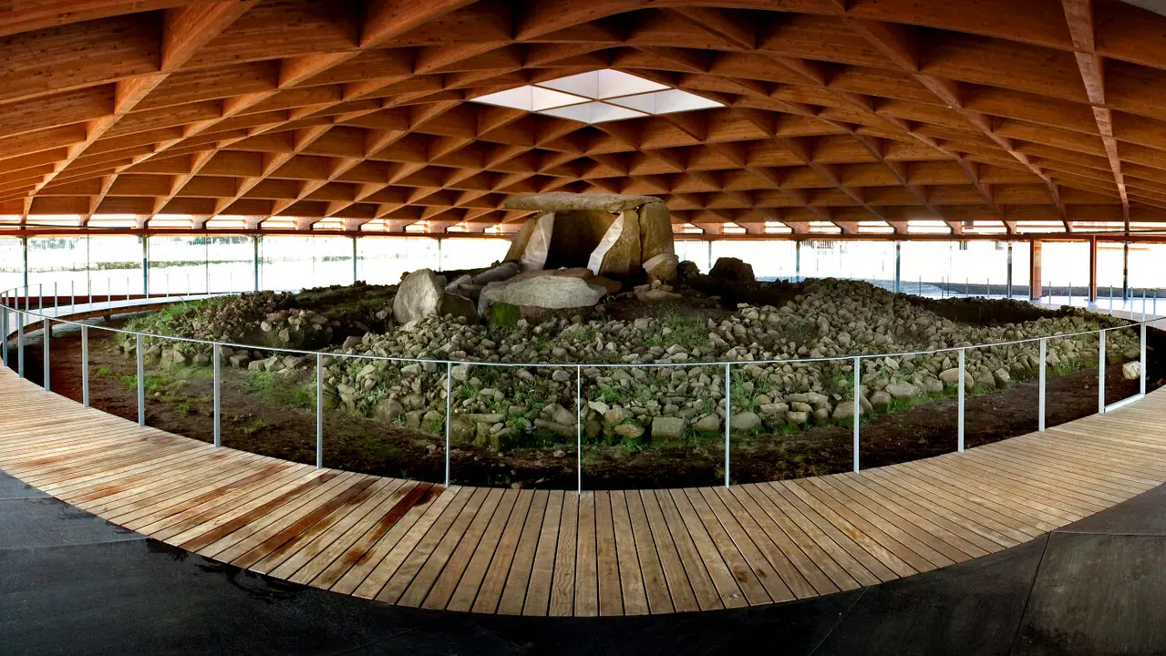 Vista general del interior del Centro Arqueológico del Dolmen de Dombate. CABALAR (EFE)