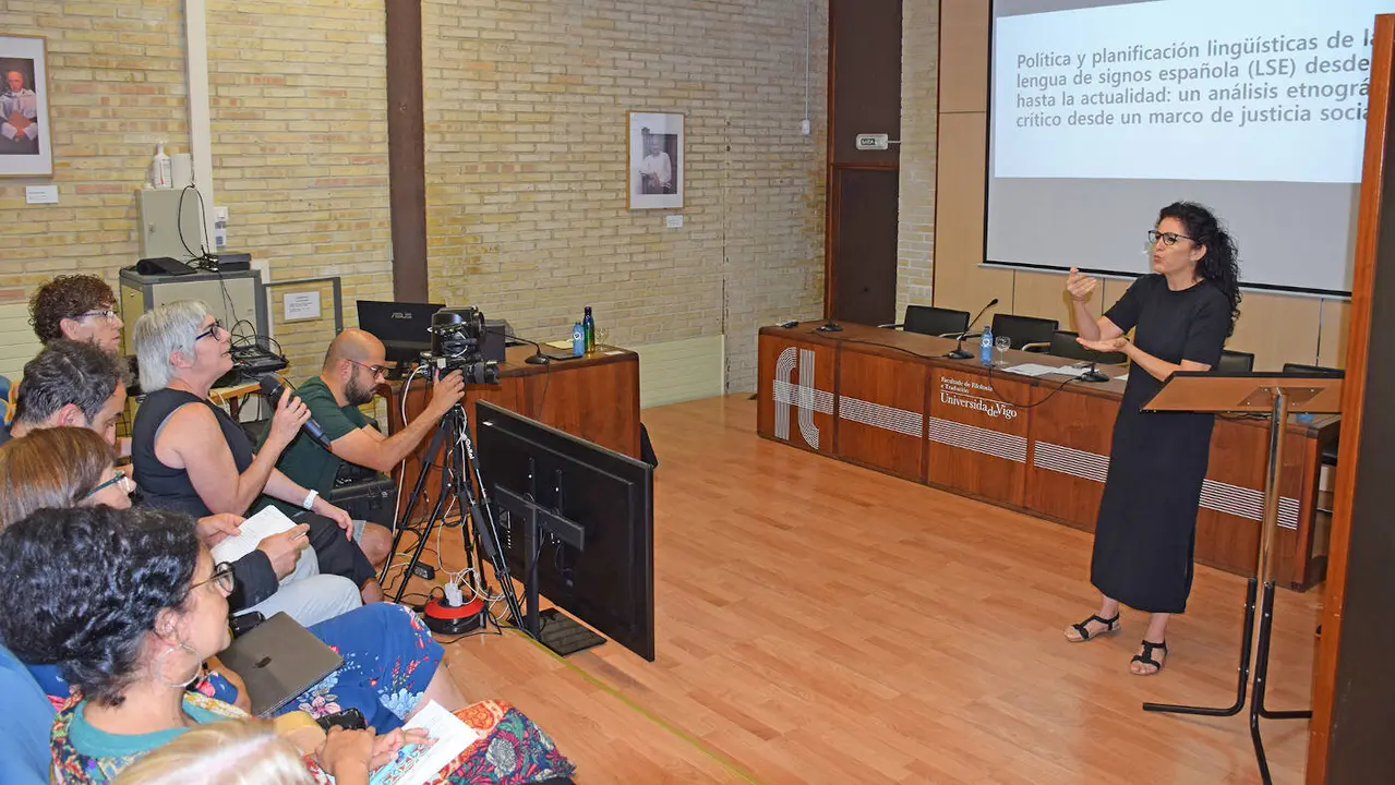 María Luz Esteban Saiz, defendiendo su tesis en lengua de signos en la Universidade de Vigo. UVIGO