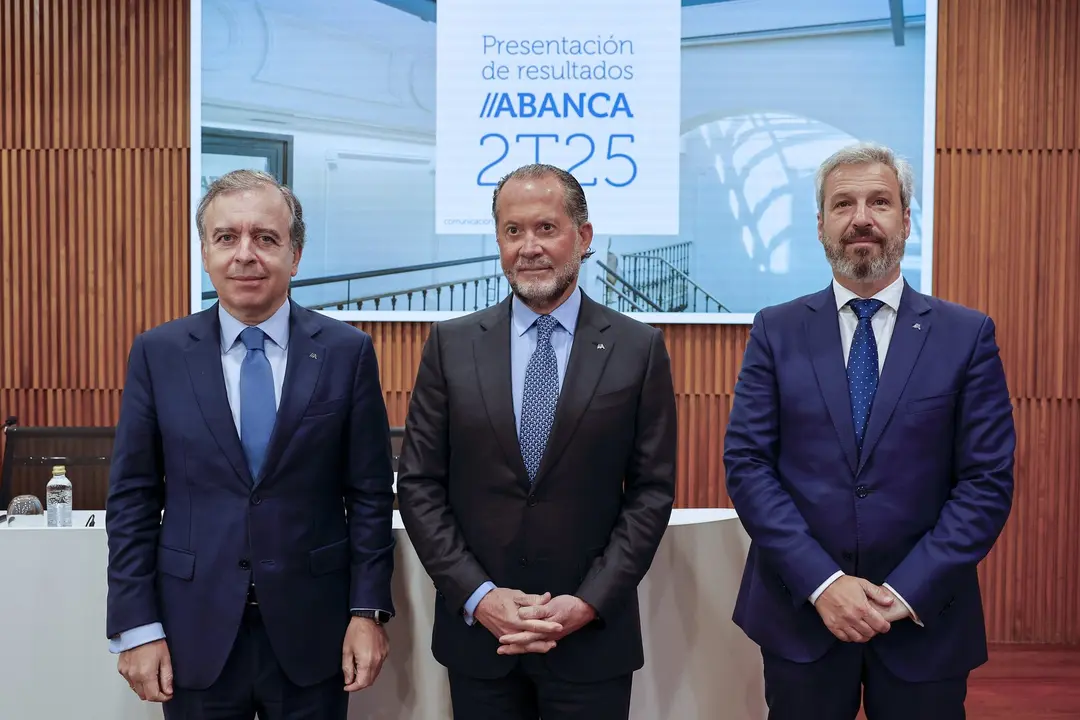 El consejero delegado de ABANCA, Francisco Botas, el presidente, Juan Carlos Escotet, y el director general de finanzas, Alberto de Francisco. EFE