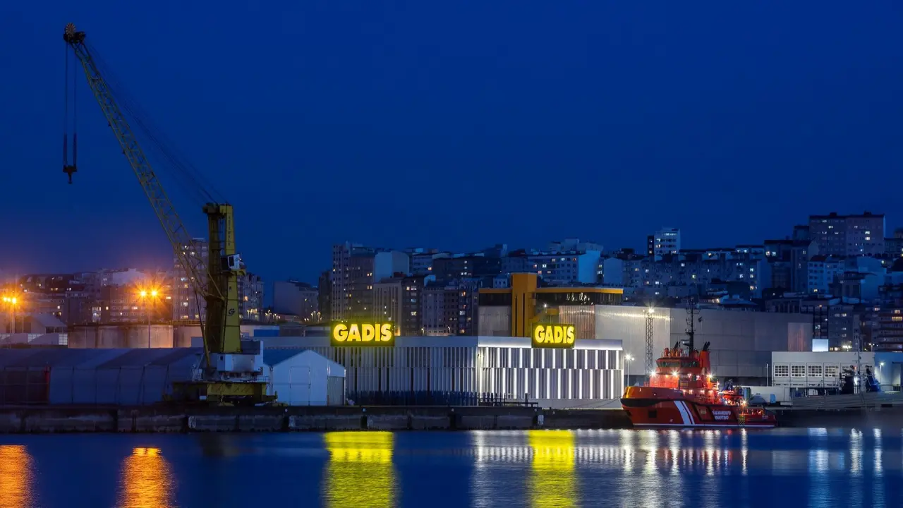 La nueva plataforma de pescados de Gadis forma parte desde abril del 'skyline' marítimo coruñés. EP