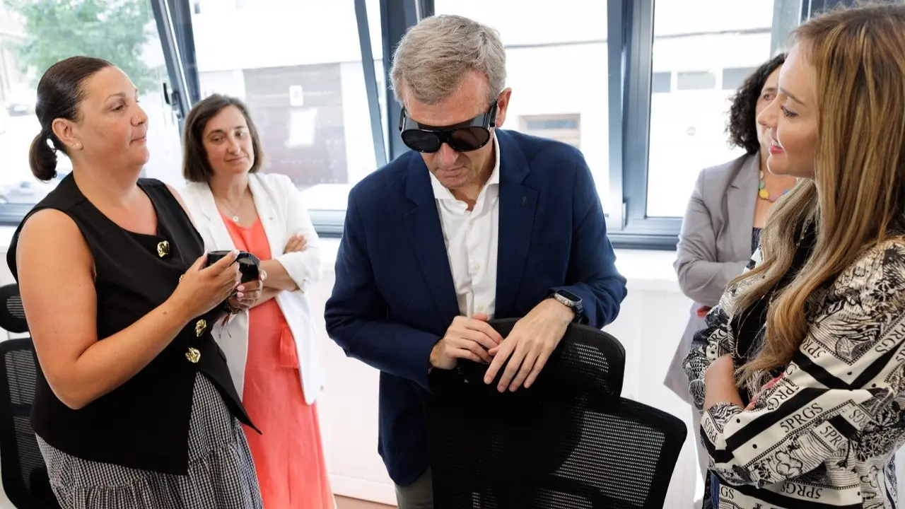 Rueda, con unas gafas que simulan los achaques de la edad. (D.C.)