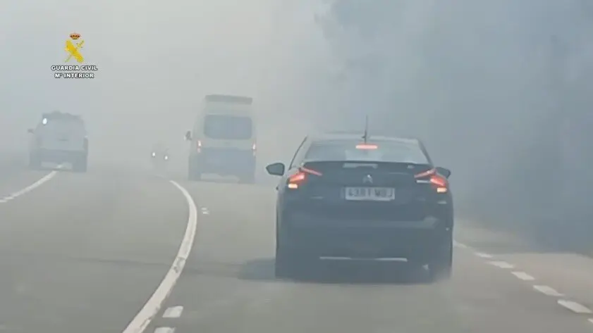 El operativo de este domingo en Ponteceso con una ambulancia. G.C.