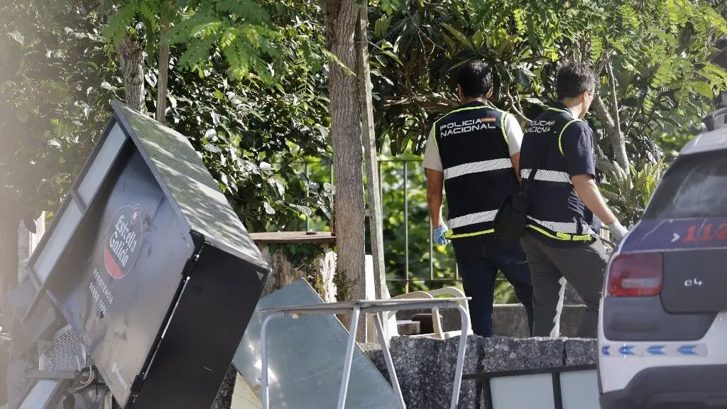Agentes en la zona en la que se produjo la multitudinaria pelea entre clanes en Ribeira. EFE