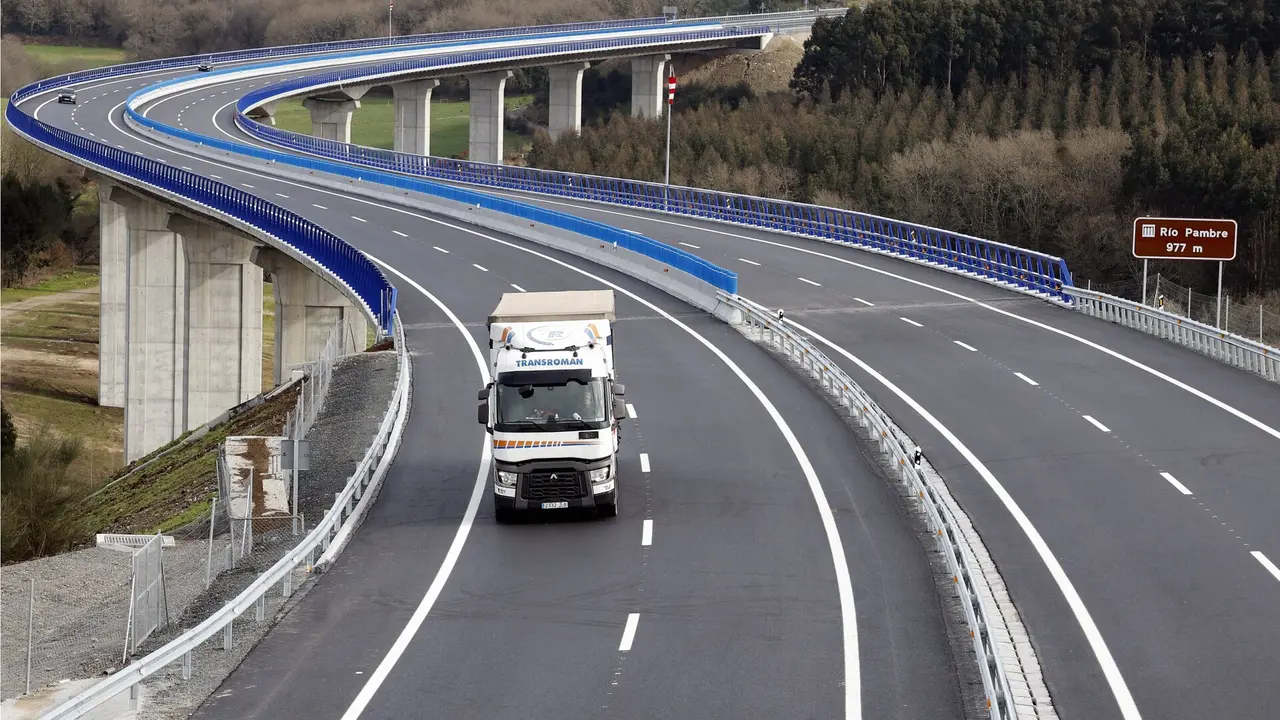 Un camión circula por la autovía entre Melide y Palas. SEBAS SENANDE