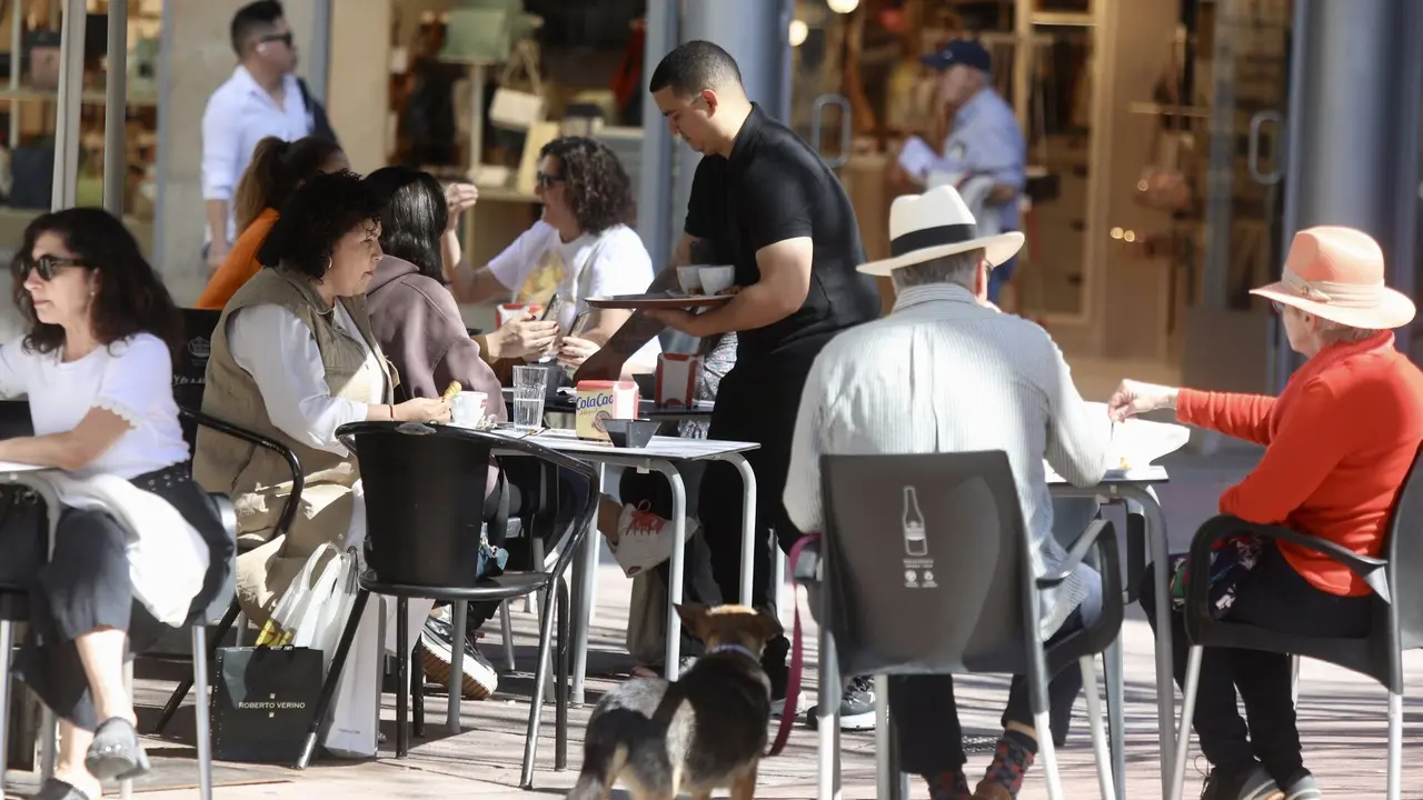 Un camarero en una terraza. JAVIER CERVERA-MERCADILLO