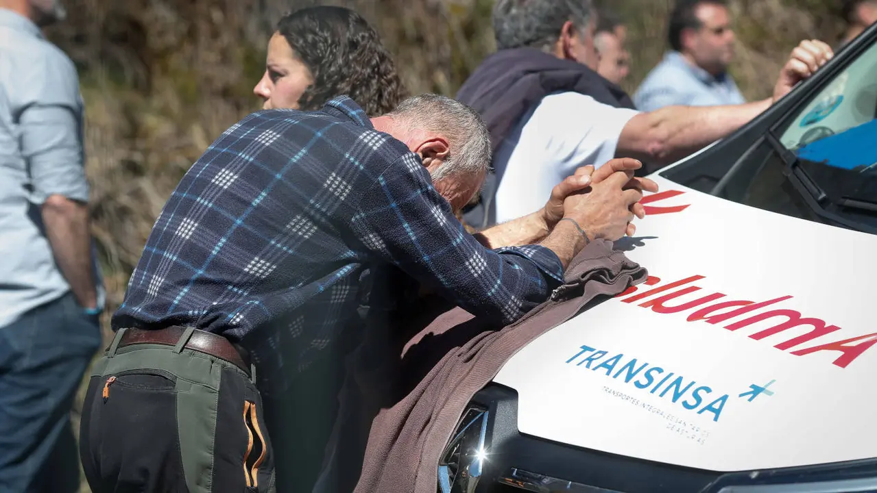 Un hombre se lamenta tras el accidente en la mina asturiana de Cerredo de marzo de 2025. CARLOS CASTRO (EUROPA PRESS)