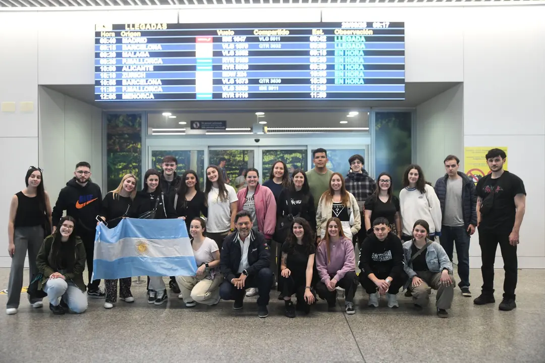 Miranda recibiendo al grupo de jóvenes del campamento Conecta co Voluntariado en Galicia. NACHO SANTÁS