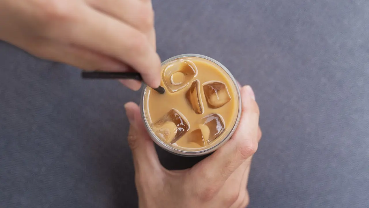 Un café con hielo. FREEPICK