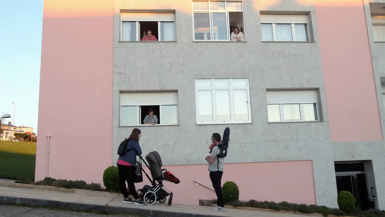 Unos vecinos charlando en la Ronda da República Arxentina de Lugo. AÍDA SOENGAS (AEP)