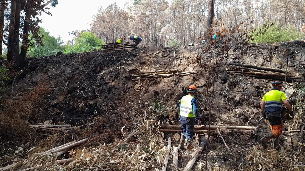 Despliegue de barreras anticontaminación en Rego das Bouzas, en Ponteceso. CEDIDA