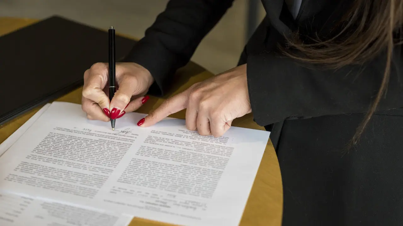 Una persona firmando un testamento. FREEPIK