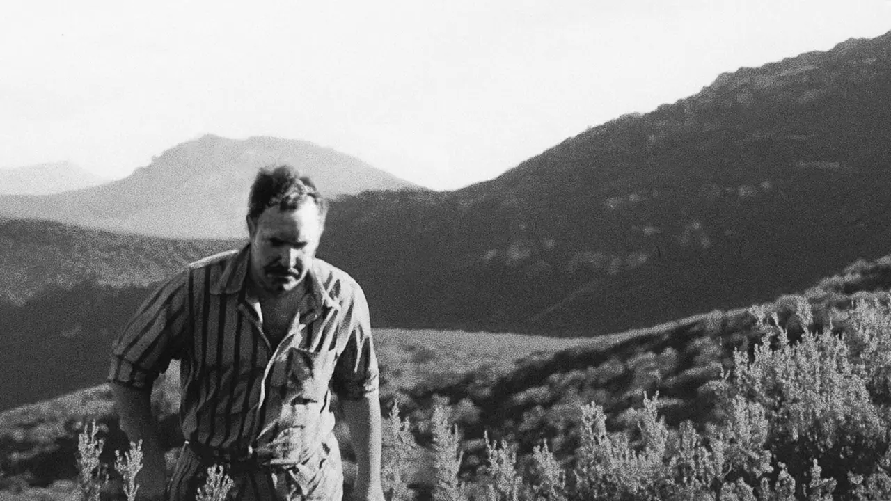 Uxío Novoneyra no Courel. Foto do Arquivo Novoneyra recuperada/coloreada por Tina Paterson.