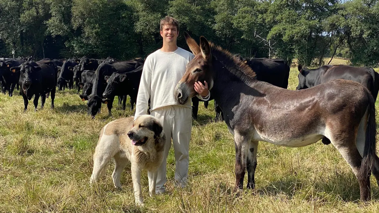 Álvaro, de Rancho Martiño en Zas, con sus vacas Angus a sus espaldas. EP