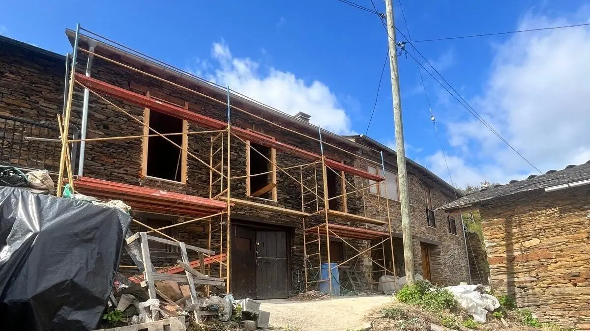 Una vivienda todav&iacute;a en reconstrucci&oacute;n en la aldea de Vilar, en O Courel, en la actualidad. CEDIDA