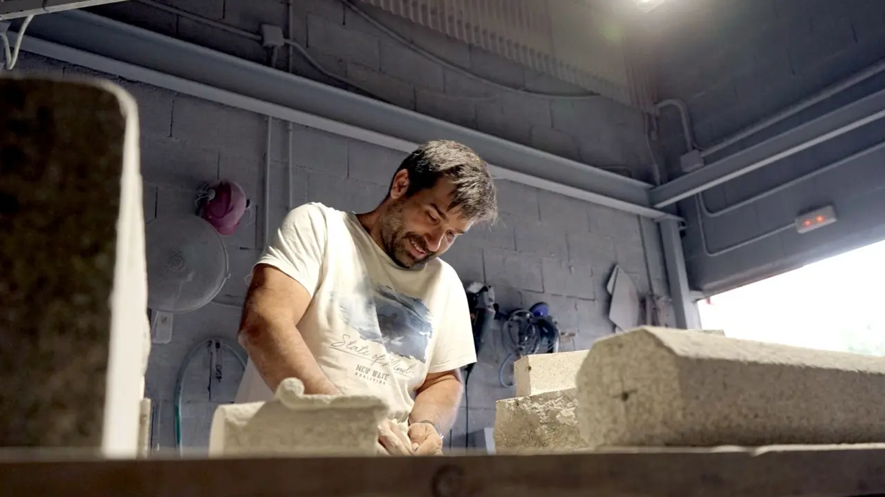 El escultor Fran Castro realizando labores en uno de sus trabajos. EP