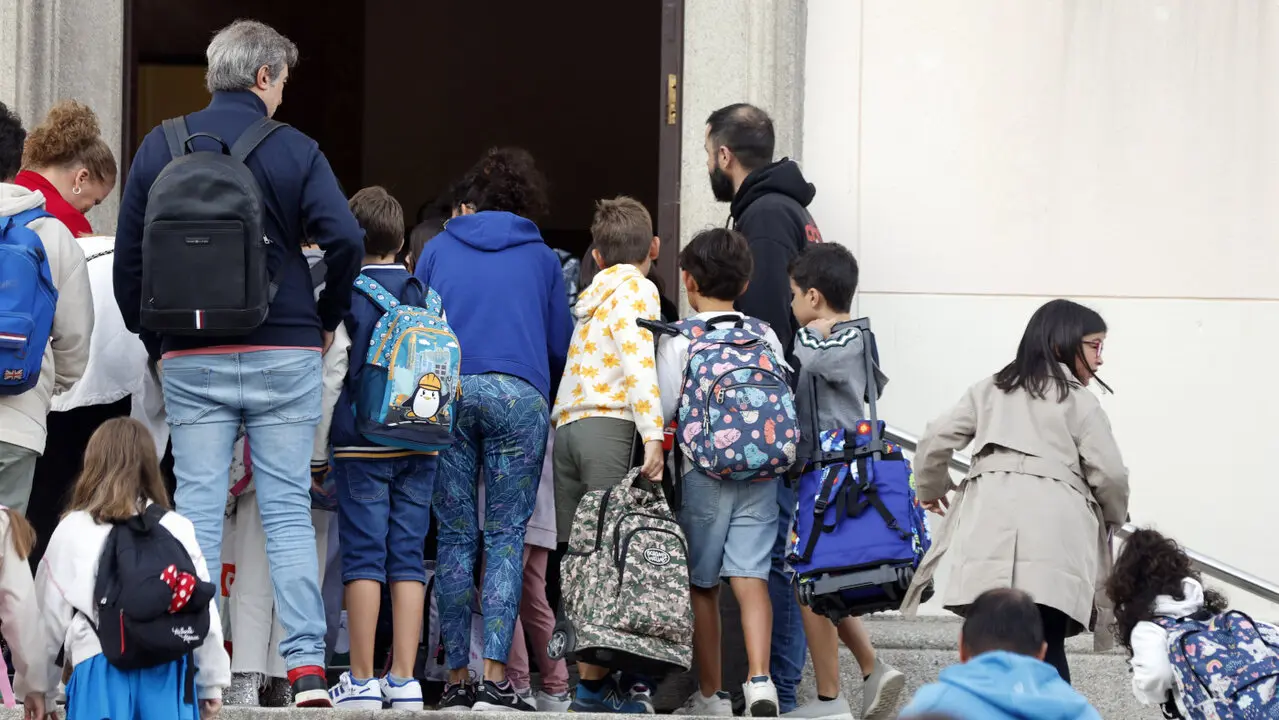 Niños entrando en un colegio el primer día de curso. SEBAS SENANDE