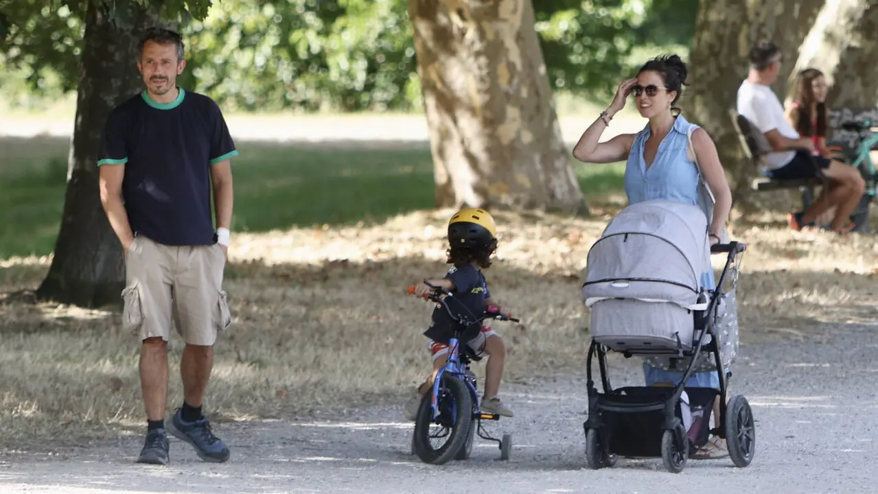 Una familia pasea por la Illa das Esculturas de Pontevedra. RAFA FARIÑA