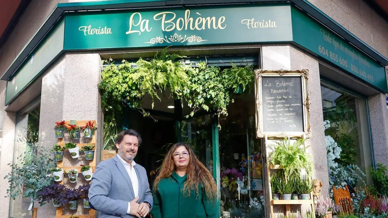 El secretario xeral da Emigración, Antonio Rodríguez Miranda, junto a Zoila, una emprendadora. AGN