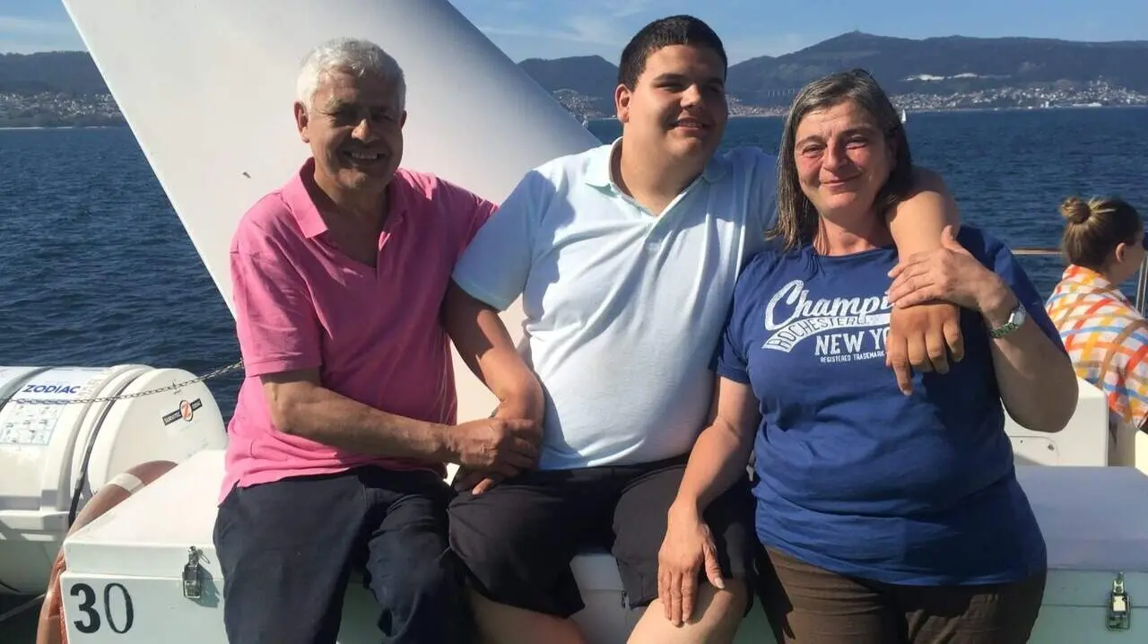 Óscar Castro junto a sus padres. CEDIDA