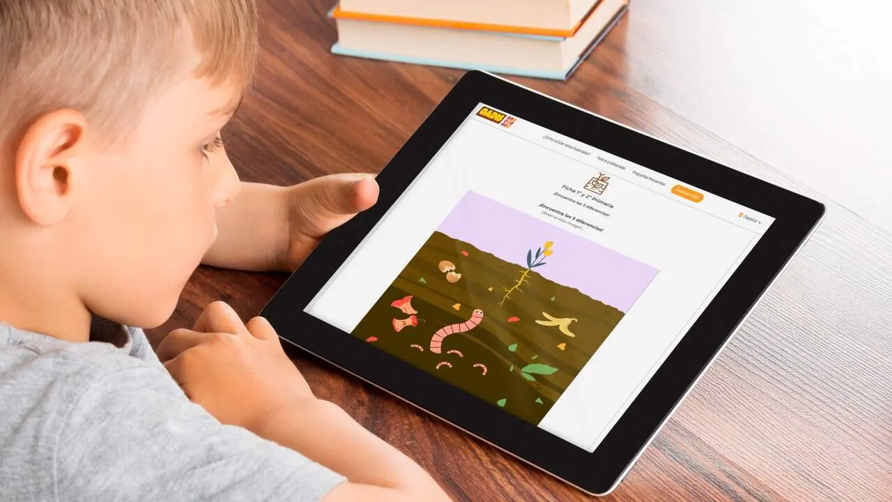 Un alumno de preescolar, con el programa Alimentes de Gadis en una tablet. EP